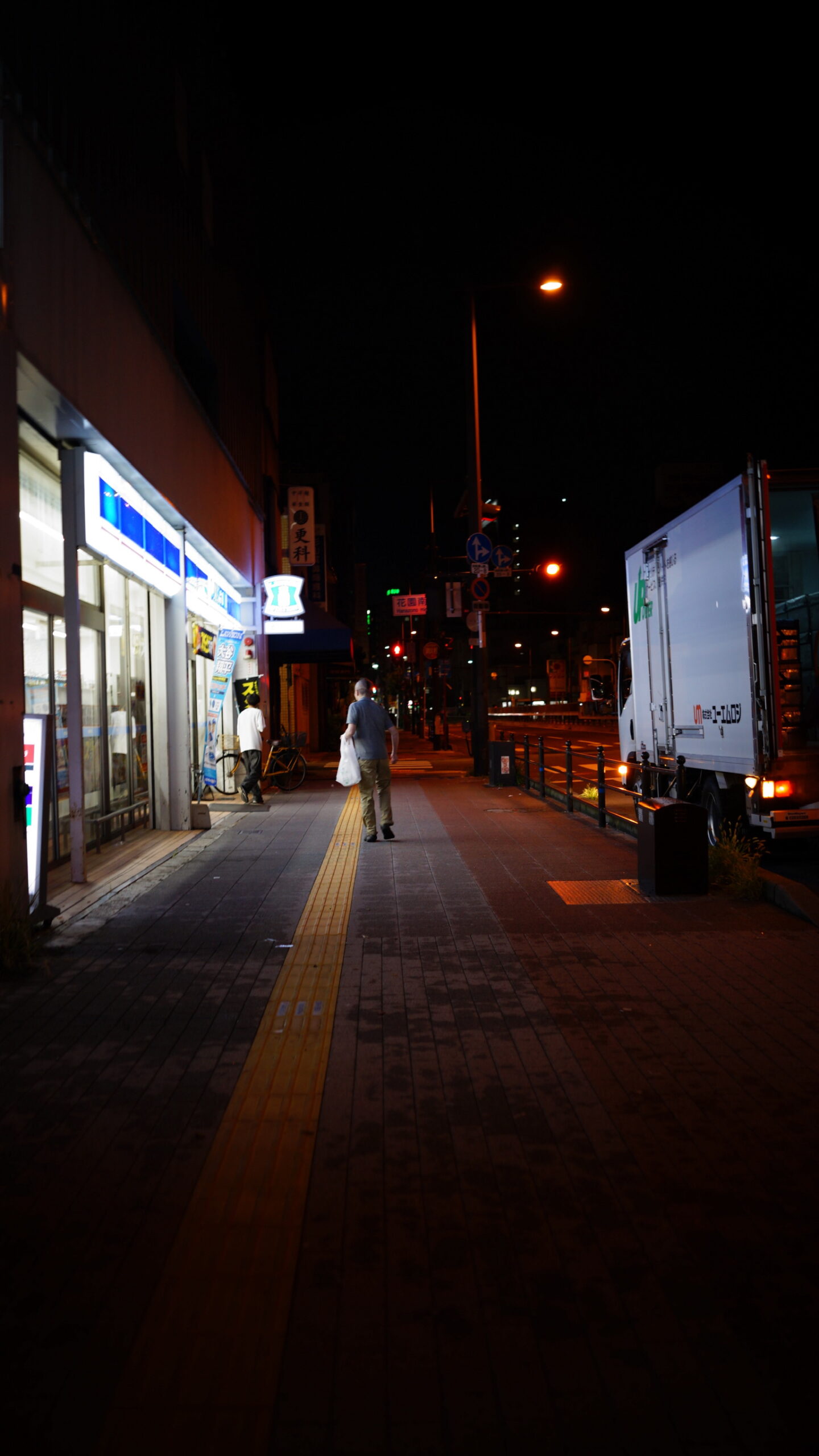 Mann vor Covinient Store, Osaka