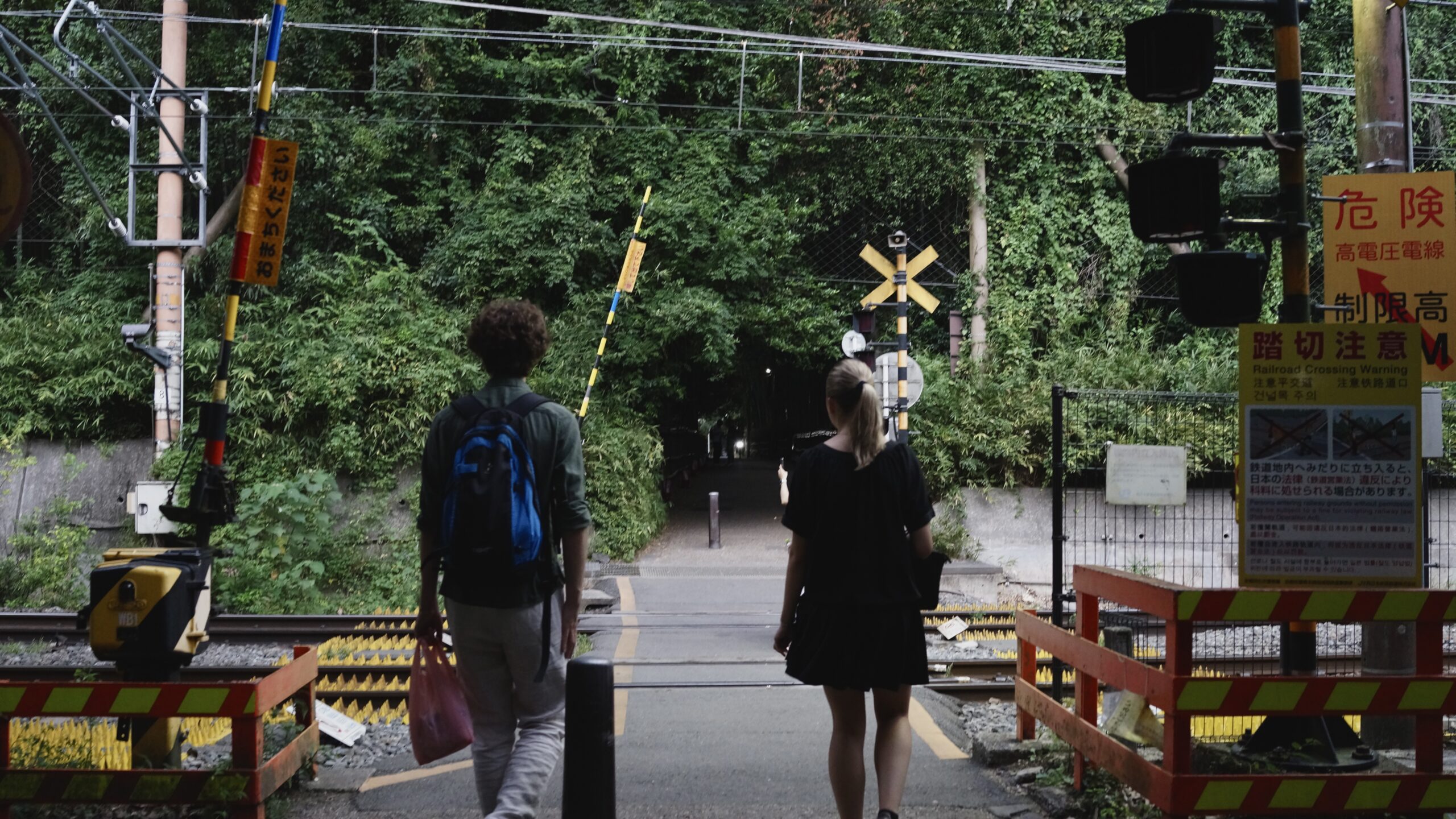Westliches Paar vor Bahnübergang, Kyoto