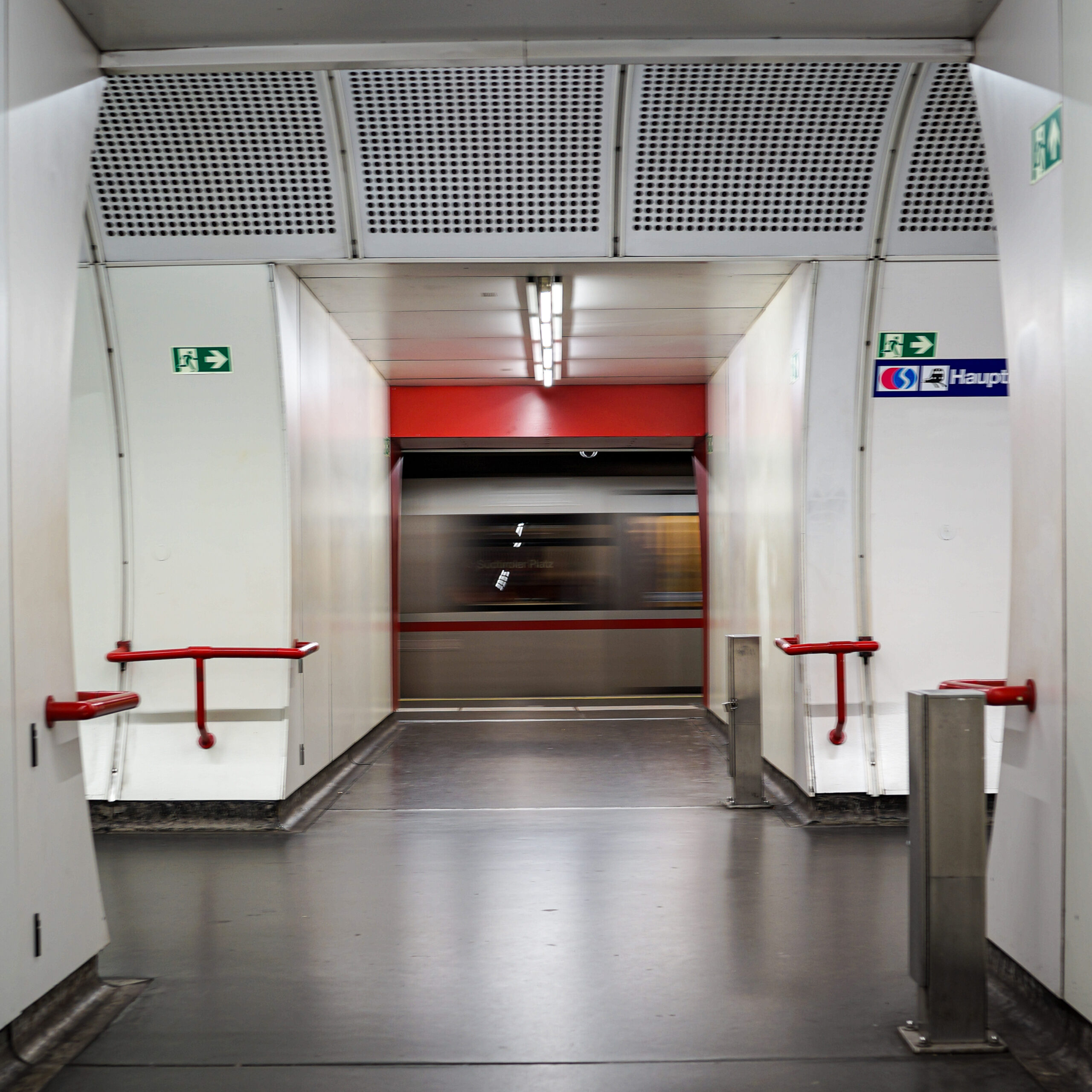 Durchfahrende U-Bahn, Wien