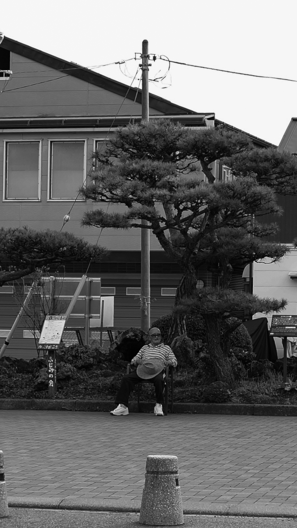 Sitzender Mann, Fujiyoshida