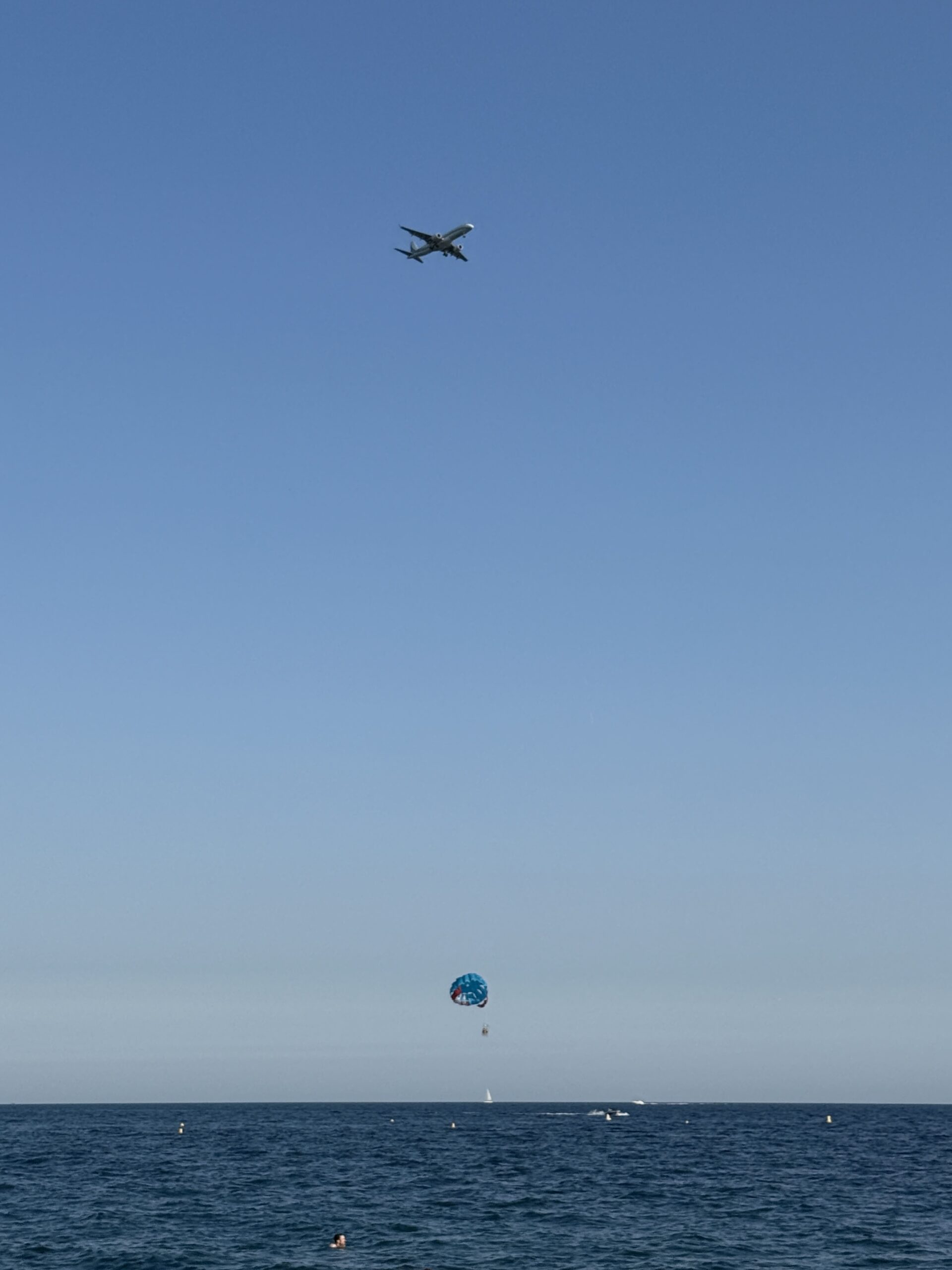 Flugzeug über Windgleiter, Nizza