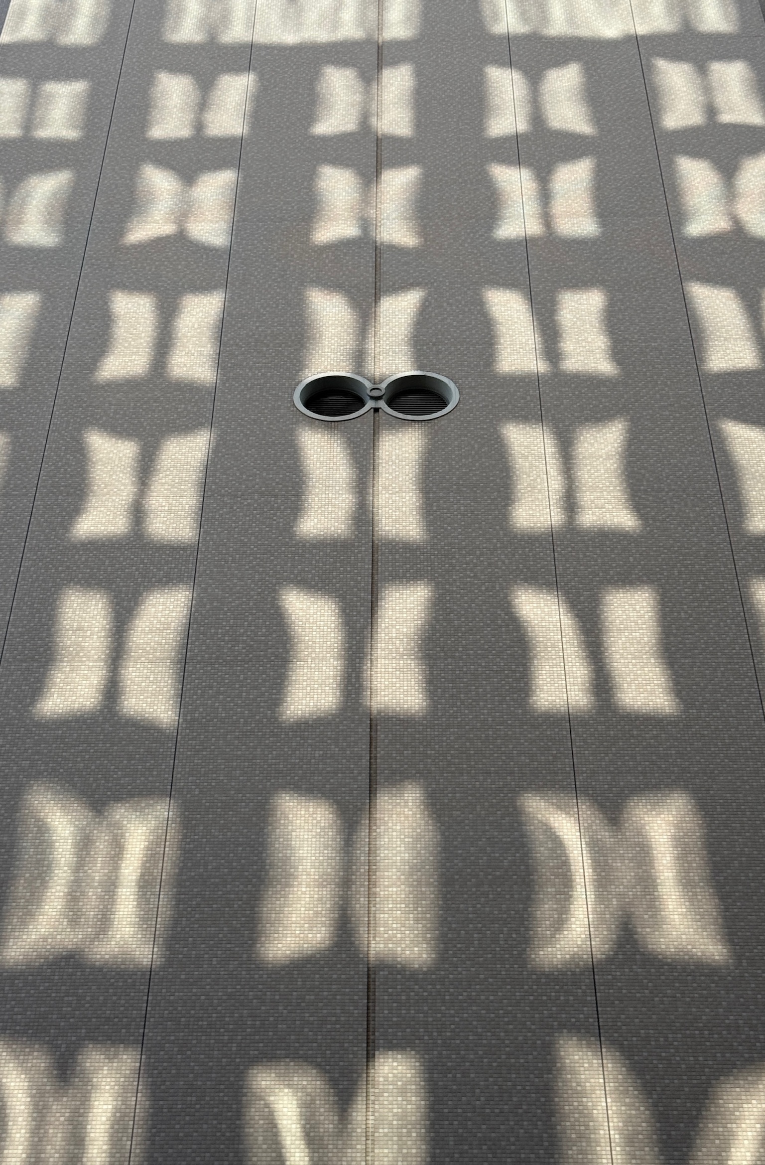 Spiegelungen auf Hauswand, Kobe